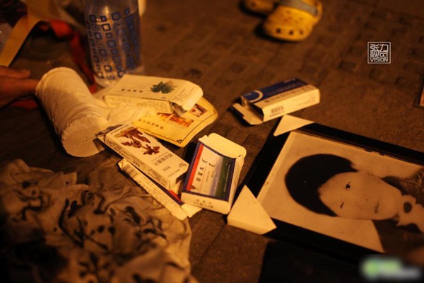 Vỏ của những loại thuốc ông dùng, ảnh chụp ngày 7 tháng 6 tại gầm cầu trên đường Tây Văn Nhất.